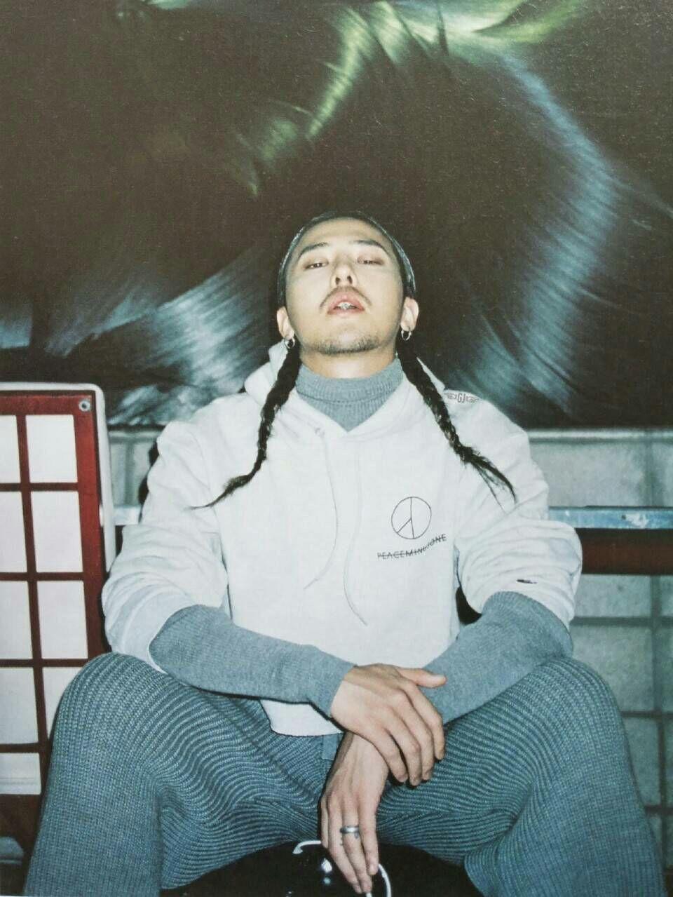 权志龙笑脸手链上的英文意思 和含义.