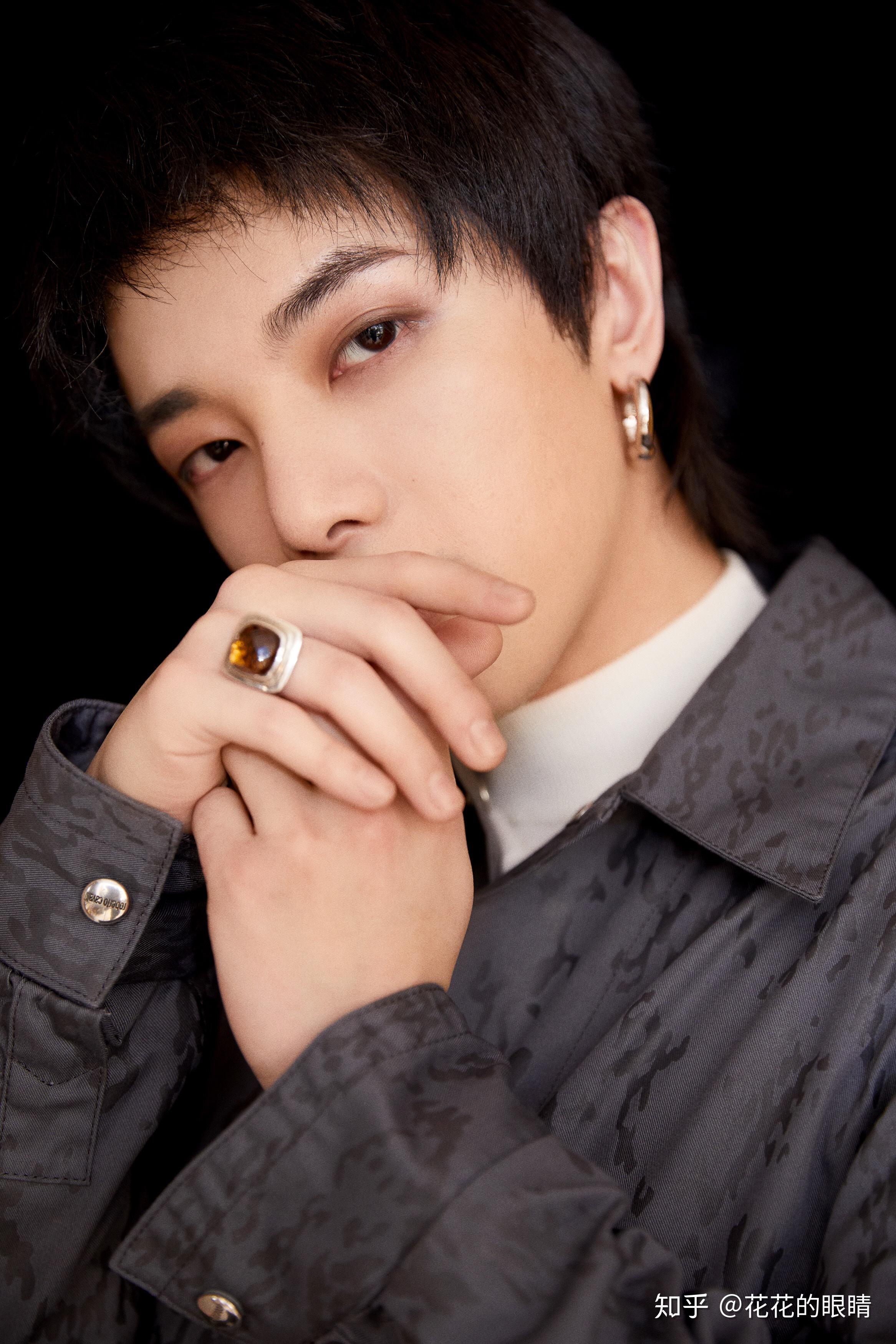 有哪些好看的华晨宇照片(无水印的)? - 知乎