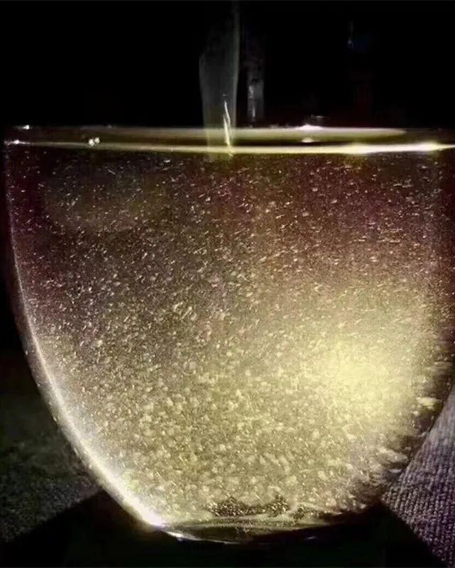 白茶白毫银针熠熠有光的茶在茶汤之中亦毫毫闪亮