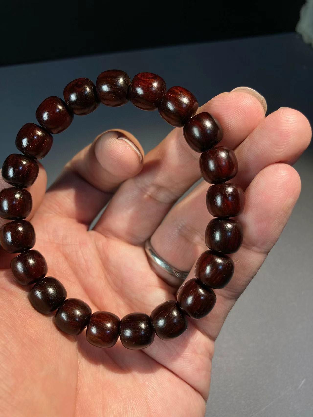 盘了近一年的小叶紫檀手串,这种成色是包浆么?能盘出所说的玻璃底么?
