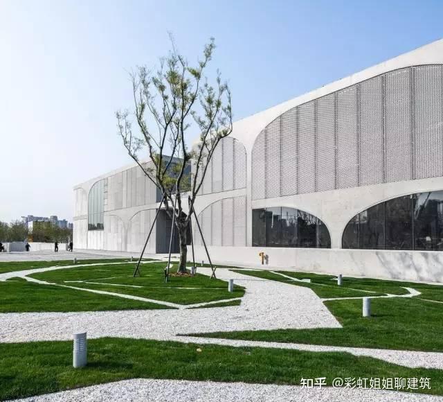 樹美術館位於中國北京宋莊建築第一個庭院由一堵暴露的混凝土牆體將