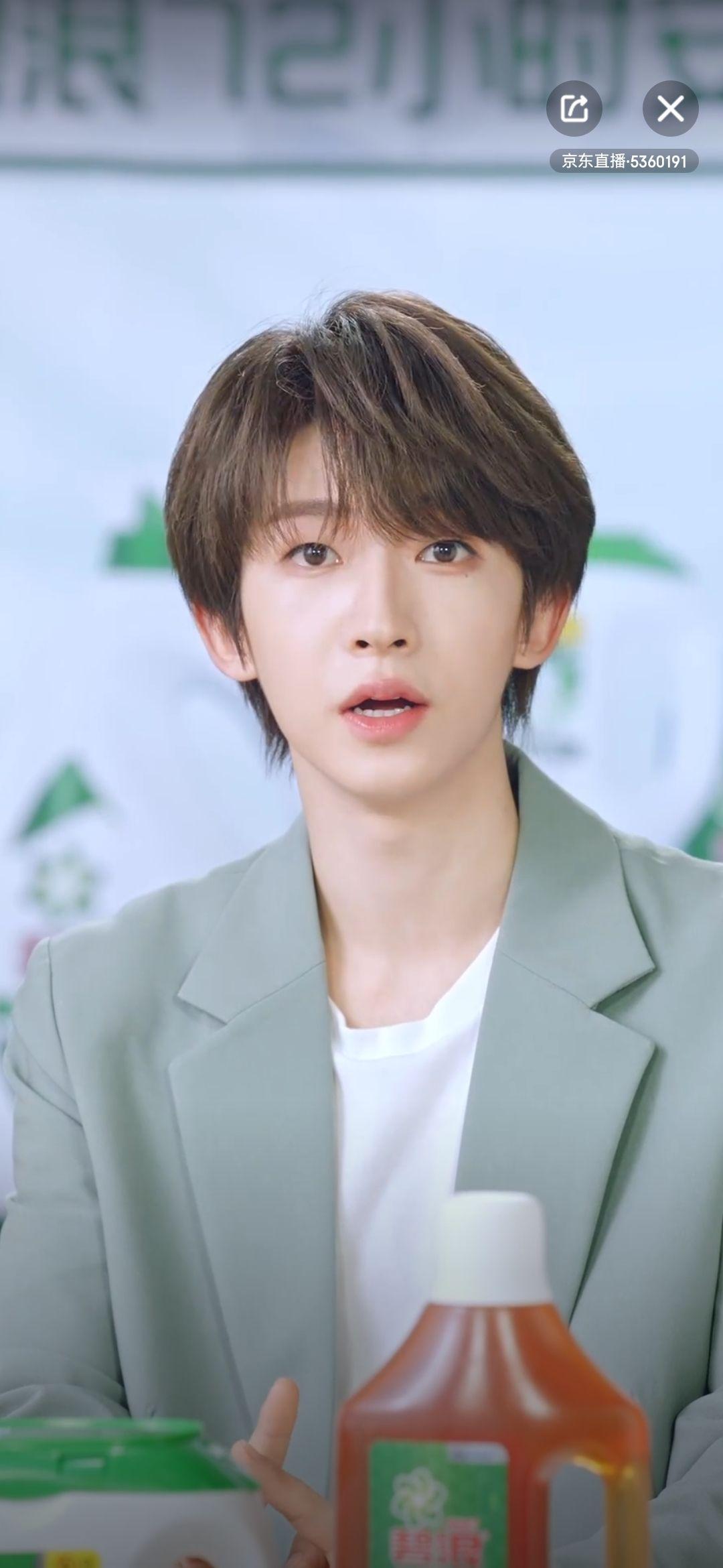 听说c位出道的国际男团into1队长刘宇妆很浓