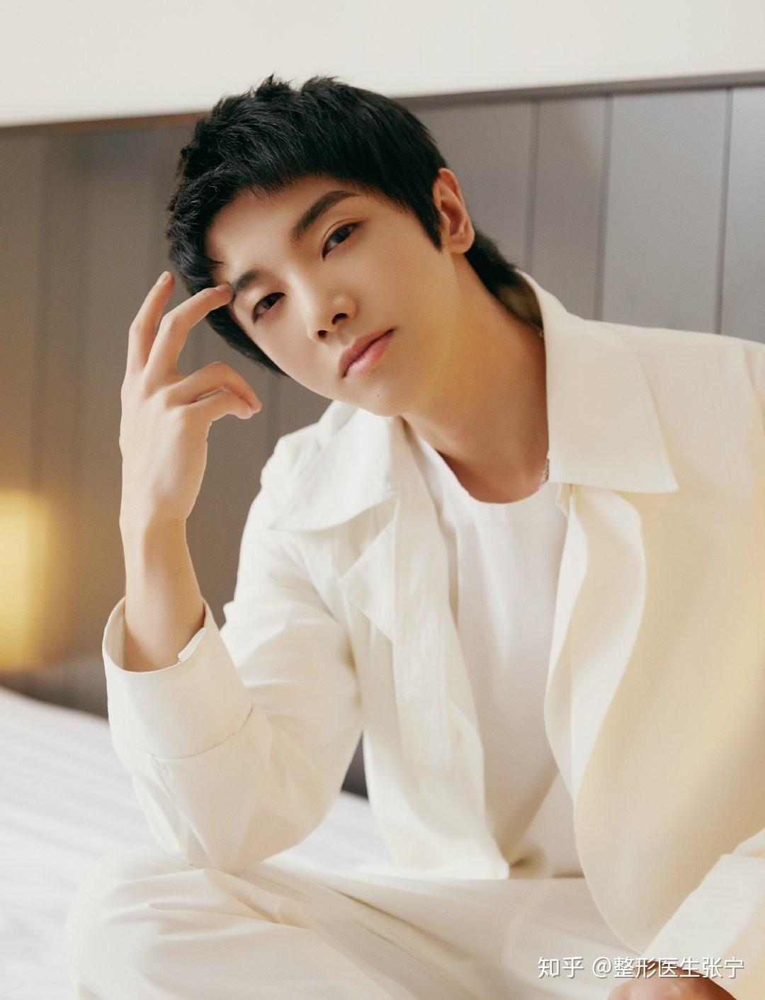 华晨宇浮游般清冷忧郁感,美中竟有不足? - 知乎