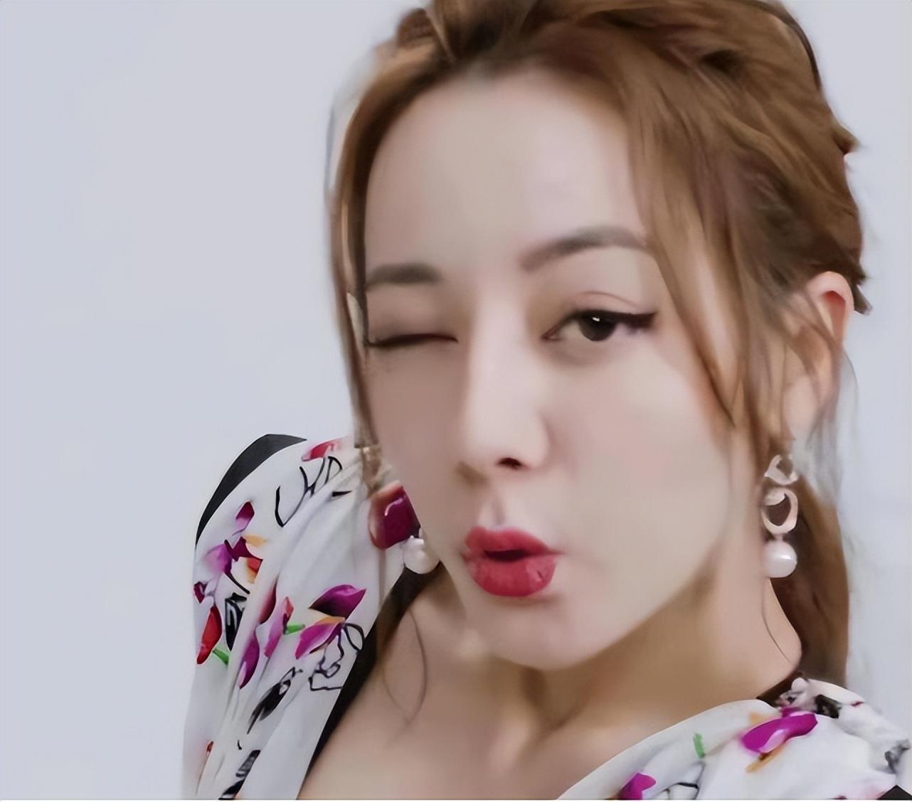 万茜嘟嘴热巴吴宣仪眨眼女星油起来和男星简直不相上下