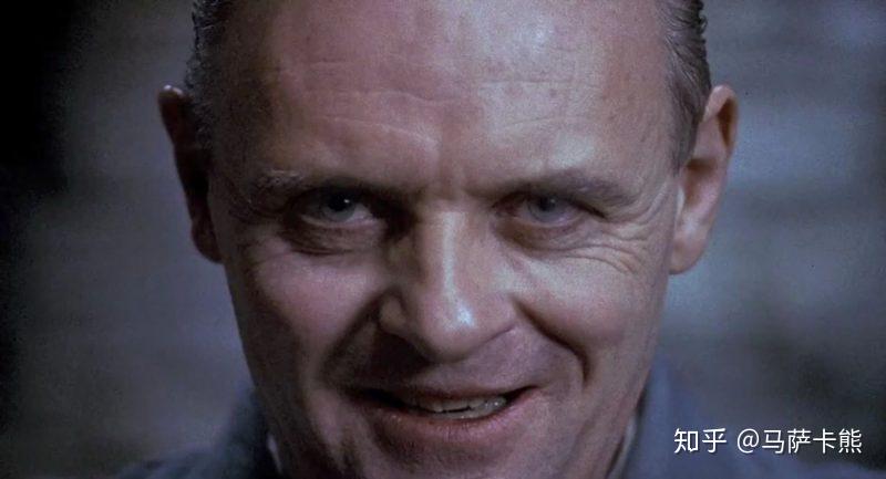 片中朱迪·福斯特扮演的史达林探员,为了抓住连环杀人狂"水牛比尔"最