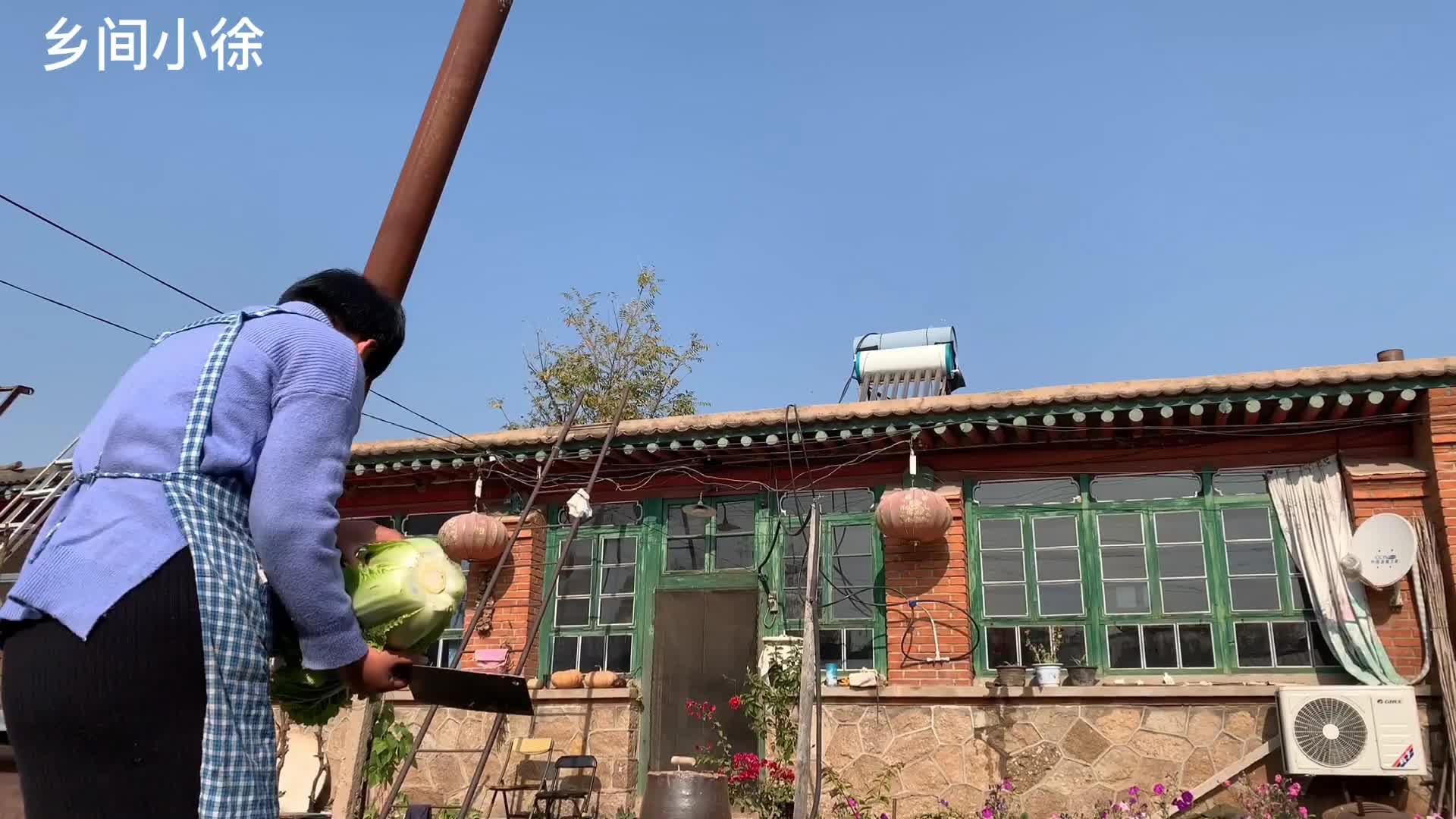 夜幕降临祥和的农家院一家人围坐桌旁有说有笑真开心