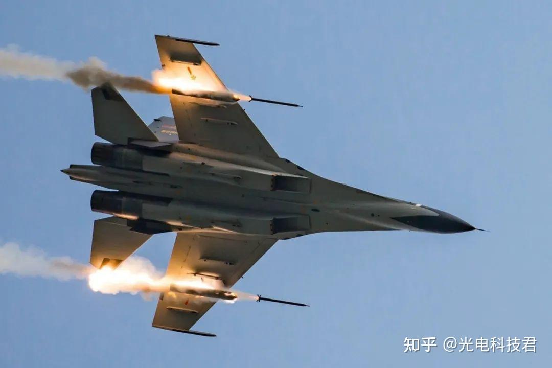 惊险歼11果断拦截美国侦察机最近只有6米能将其击落吗