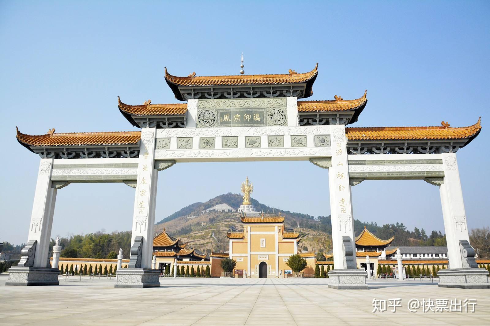 裴休带家眷来这里小住几日,一晚有位老人拜访寺庙借住,裴休夫人接待了