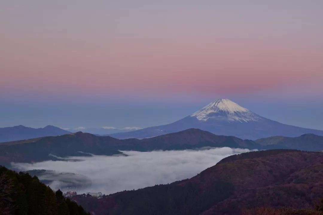 大观山位于知名温泉胜地箱根,站在山顶,可以将箱根群山,富士山,芦之湖