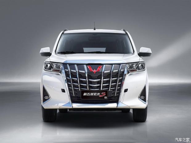 国内另一个神车五菱宏光用上埃尔法前脸看起来也挺不错的,不过这只是