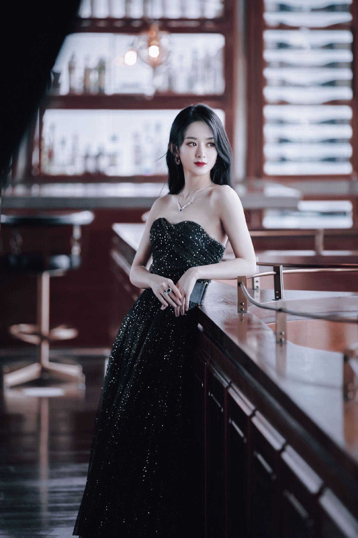 大家有存的让你觉得惊艳的女明星礼服图吗