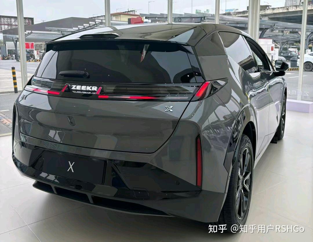 纯电紧凑级SUV卷王易主?2026款极氪X续航突破600km,空间虽小但四季度必卖爆?
