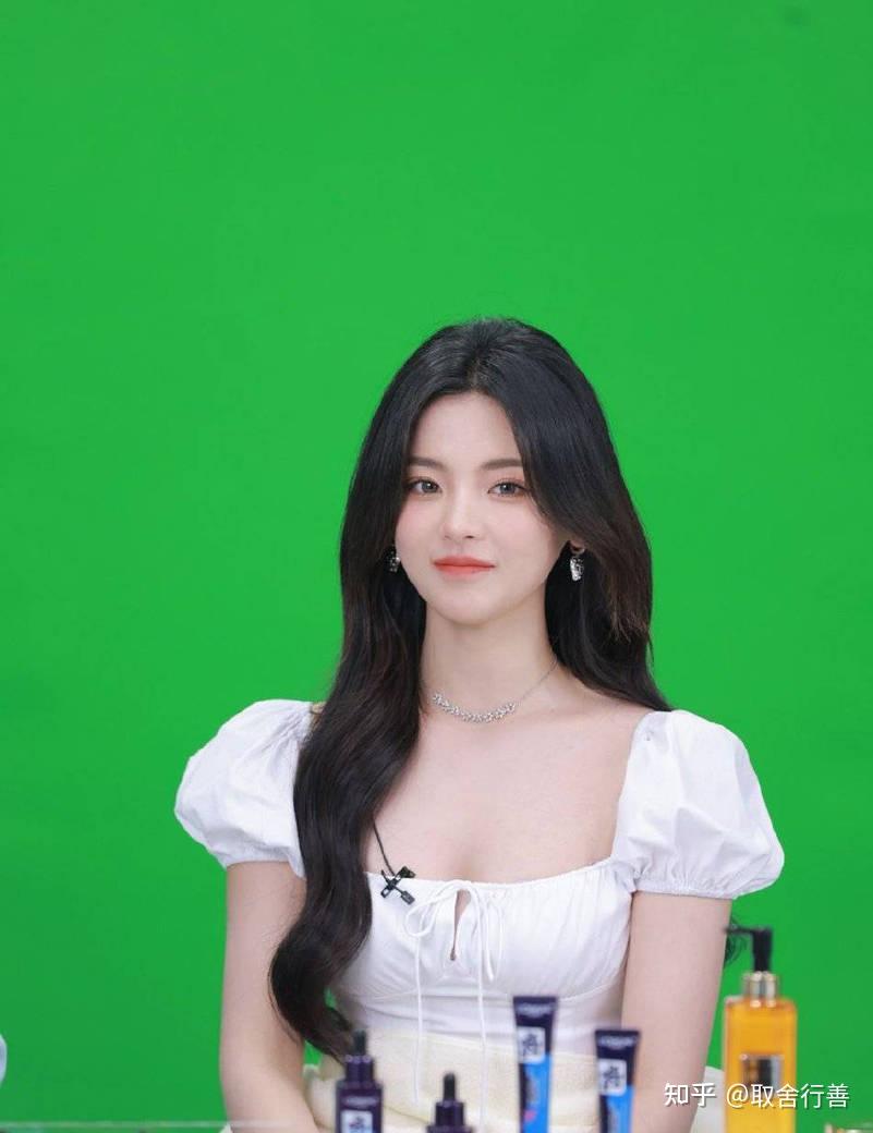 如何评价女星杨超越的身材? - 知乎