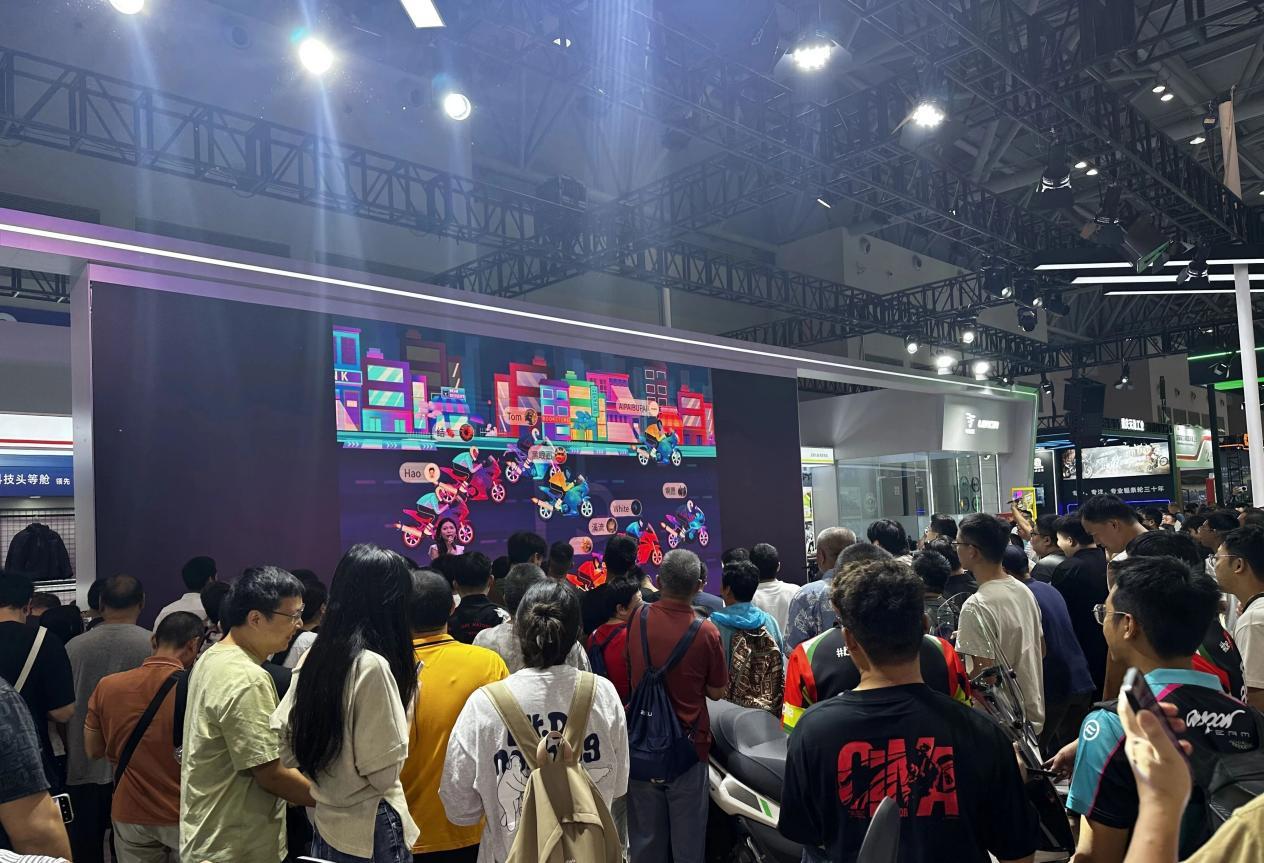 思讯互动-2025国际摩博会大屏摇一摇赛摩托游戏-思讯互动-现场互动服务平台