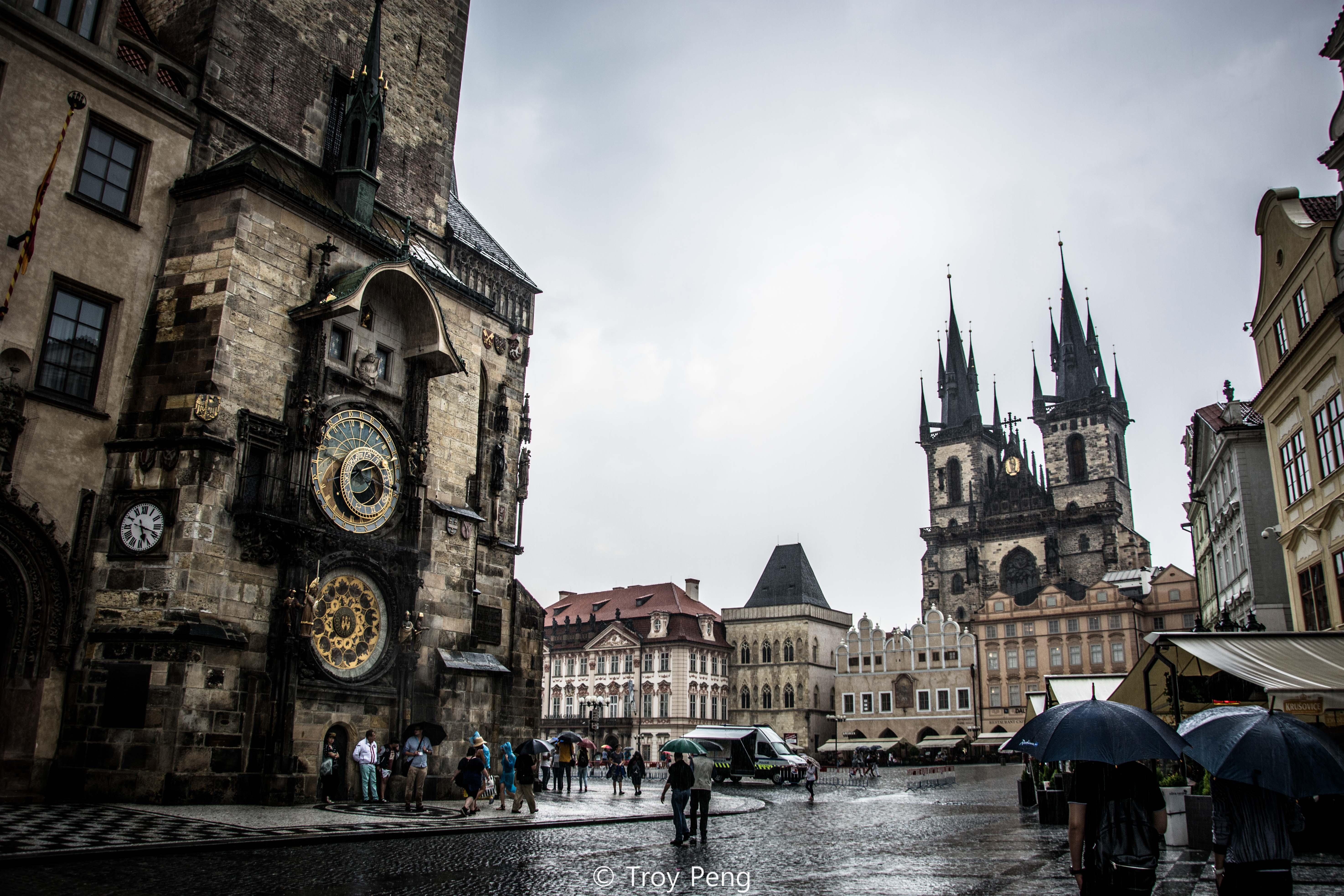 【携程攻略】布拉格布拉格老城广场景点,典型的中世纪教堂，游人、露天餐厅、街头艺人组成了亮丽的风景线，非…