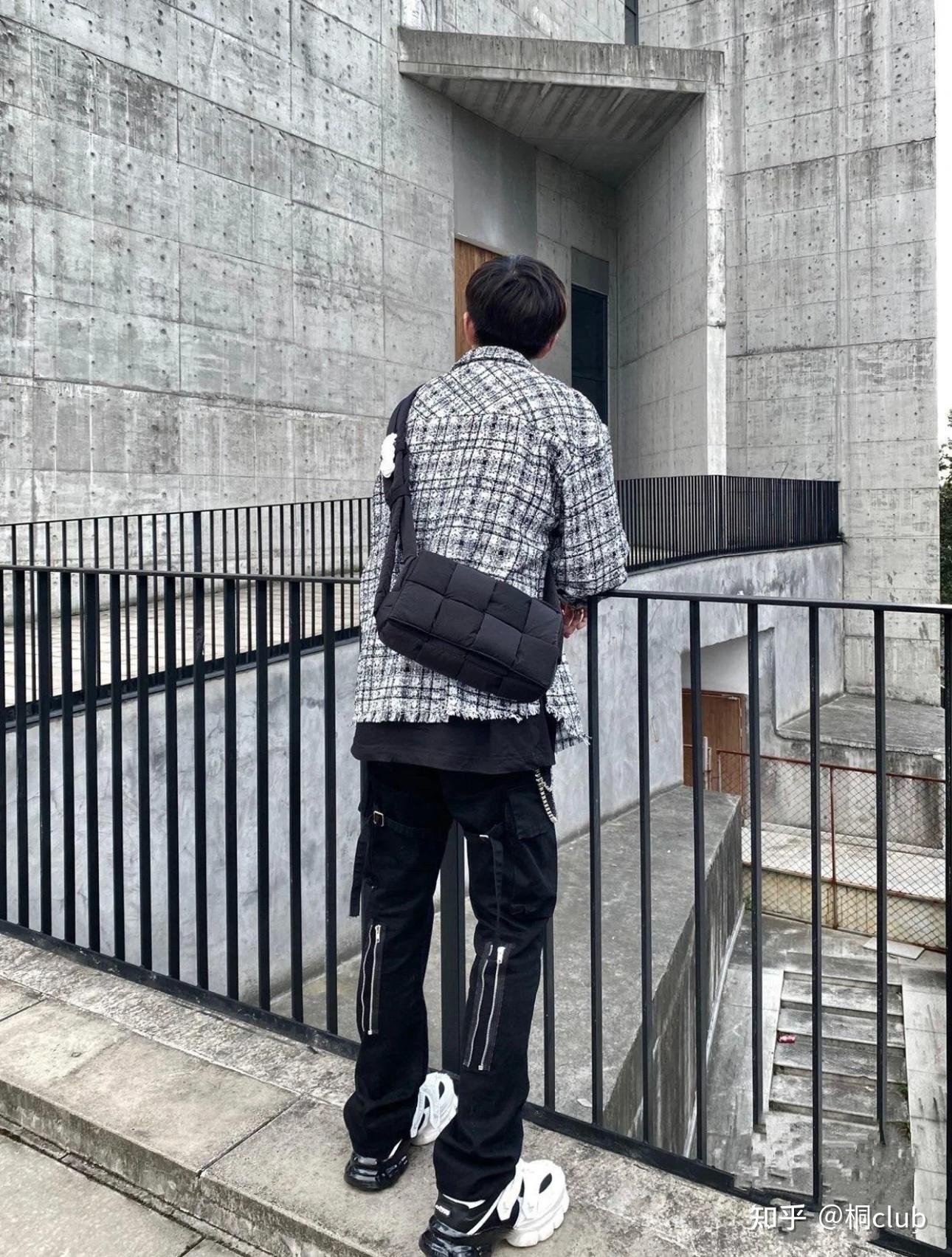 小桐帮你省1wbv尼龙斜挎枕头包快来看