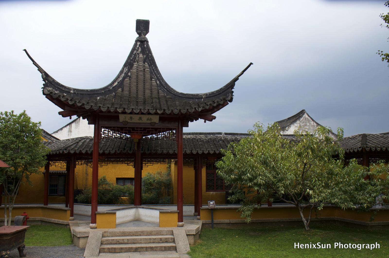 5折,两个人110元,提供身份证就可以,包含11个小景点,比如醉园,西园