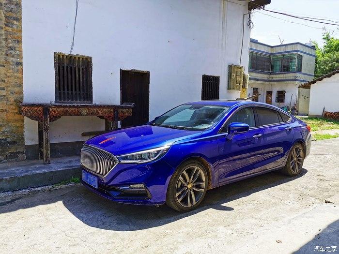 低调性感好车,蓝色红旗h5在老宅的留影