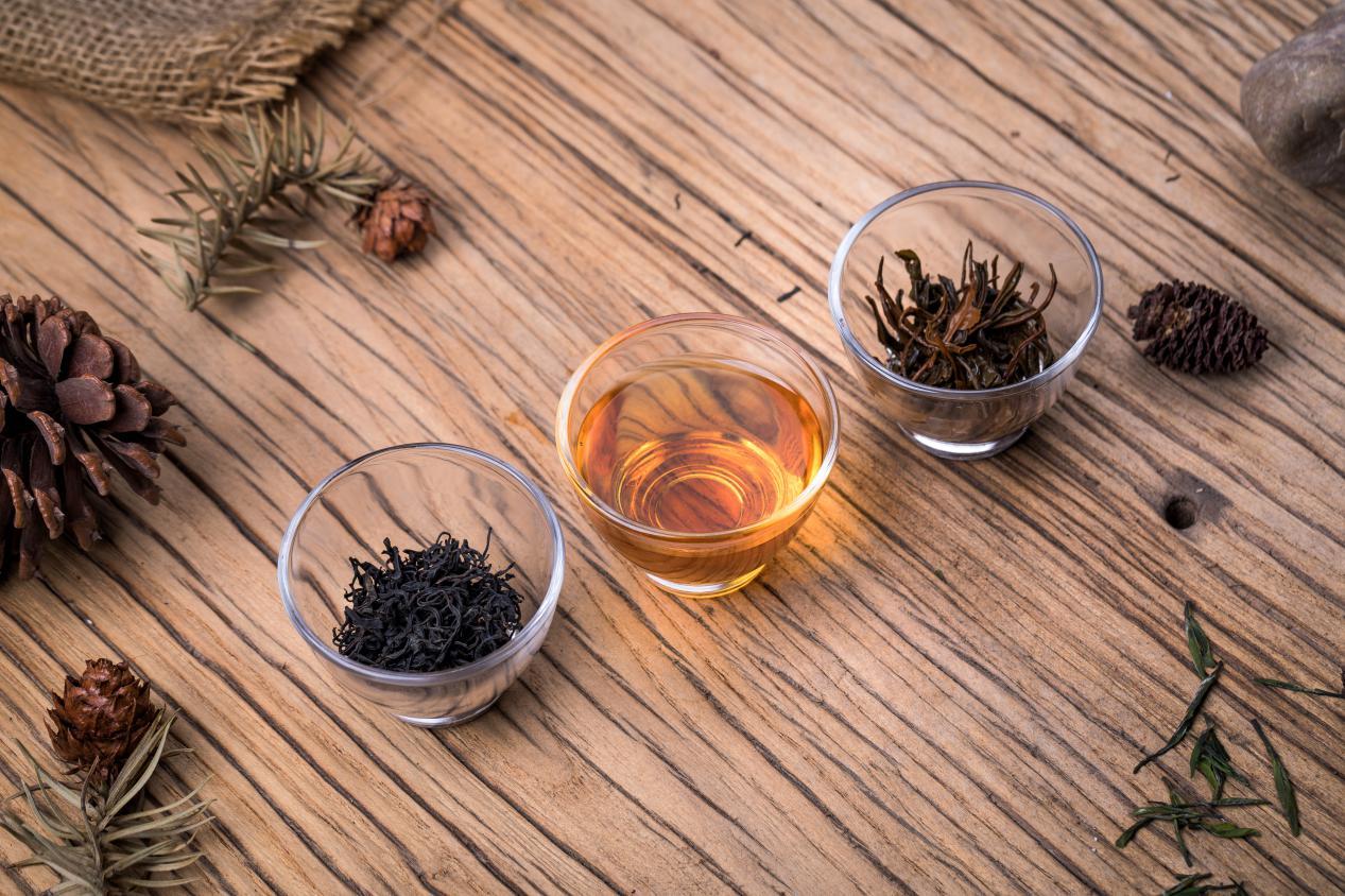 白玉茶是一种珍罕的绿茶变异品种,其产茶期很短,通常仅一个月左右.