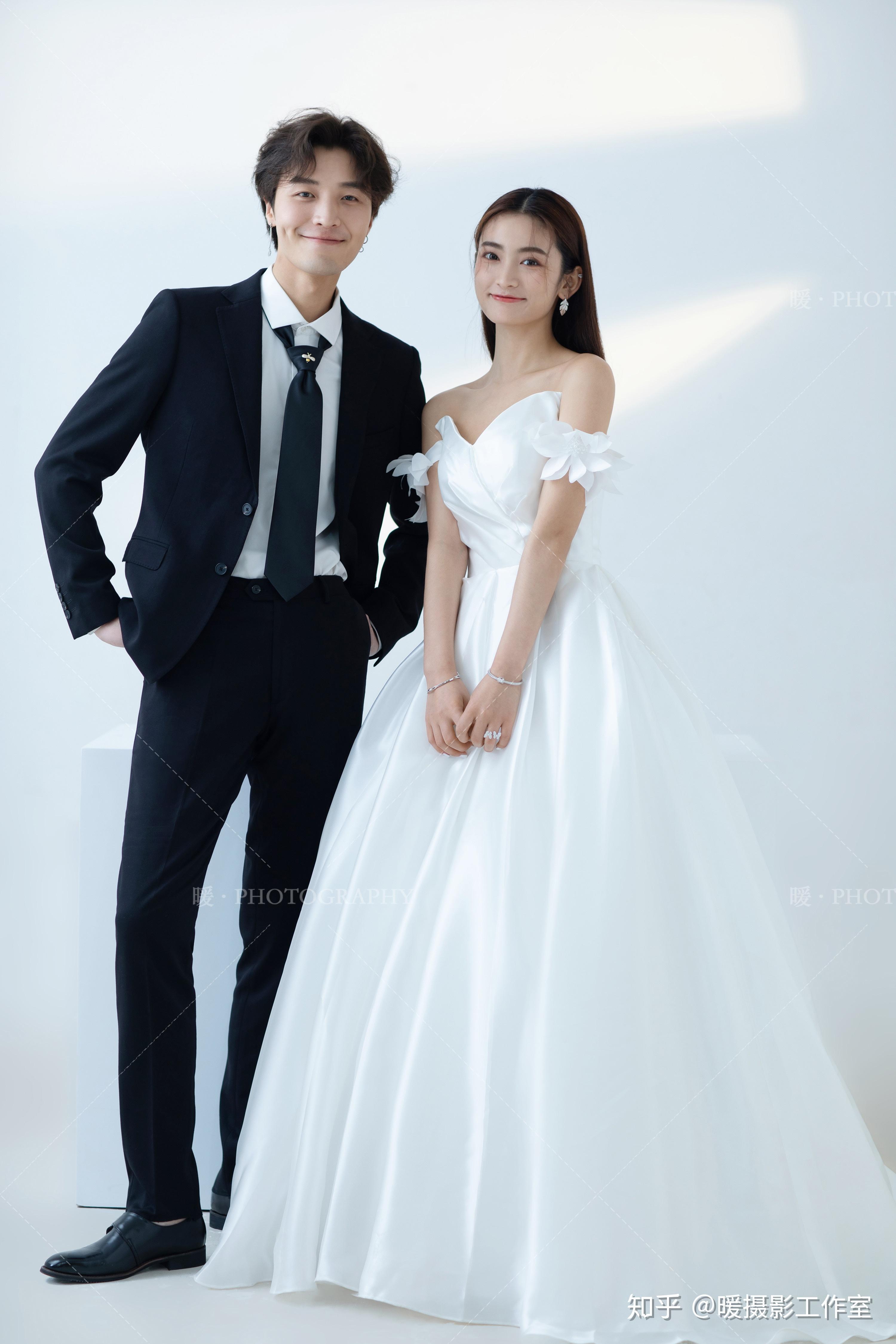 纯色背景婚纱照好看吗会不会太正式了