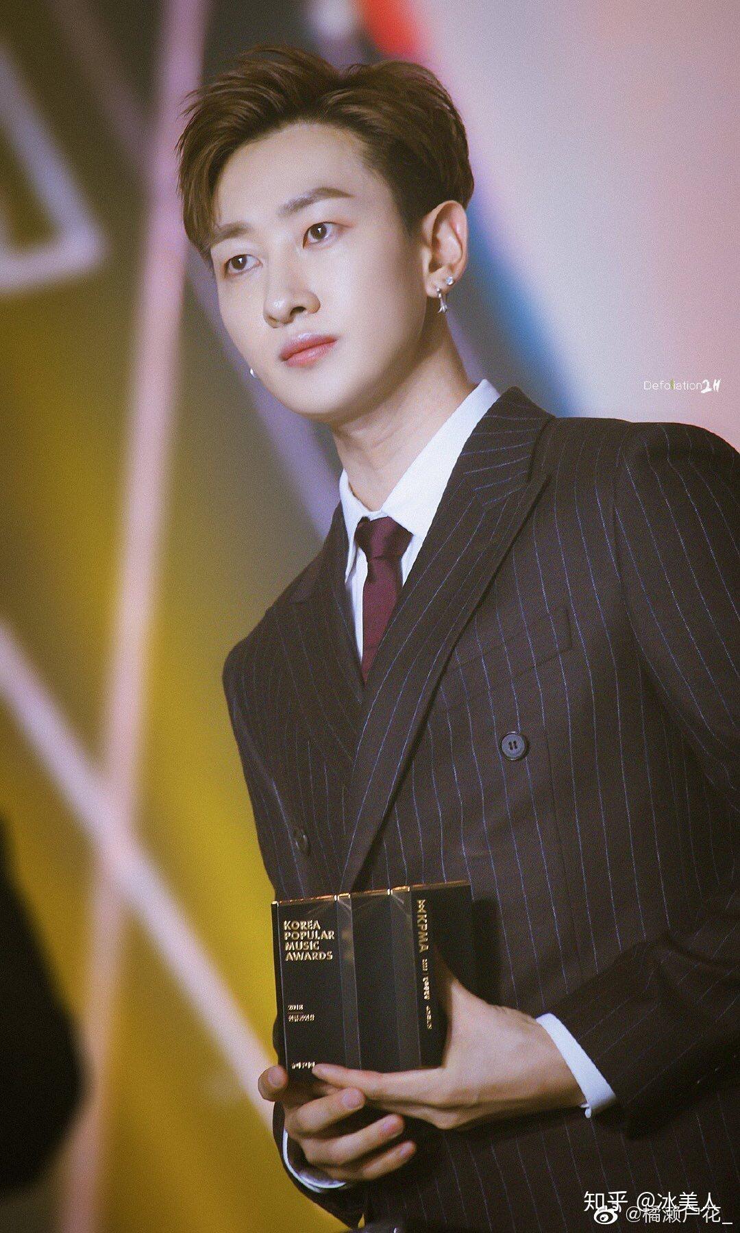 最近很迷superjunior尤其李赫宰想做聊天背景有好看的图吗