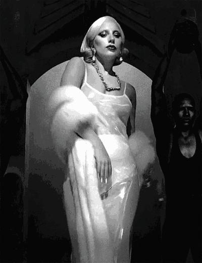 ▼所以当她完全靠直觉出演《美国恐怖故事:旅馆》中的吸血女伯爵时