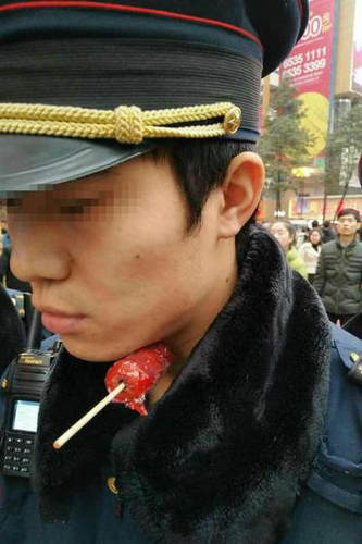 城管行业舆情重庆老太太袭击城管用糖葫芦竹签封喉