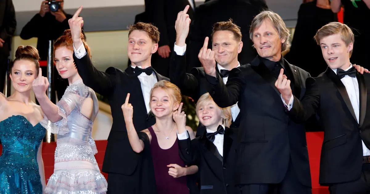 丁真竖中指的图片是怎么回事真的是藏族友好手势吗