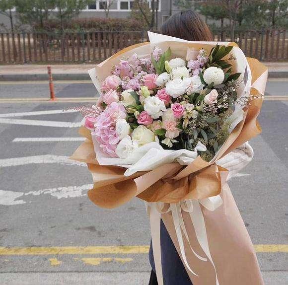 情人节熊抱花束包装怎么包 详细图解教程 知乎 情人节熊抱花束包装怎么包 详细图解教程 知乎
