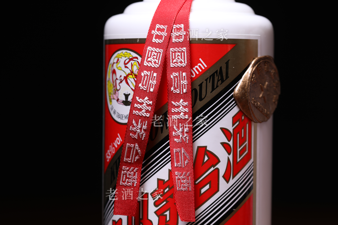 另一条飘带绣有"中国名酒世界名酒";而飞天牌茅台酒两条飘带的字样都