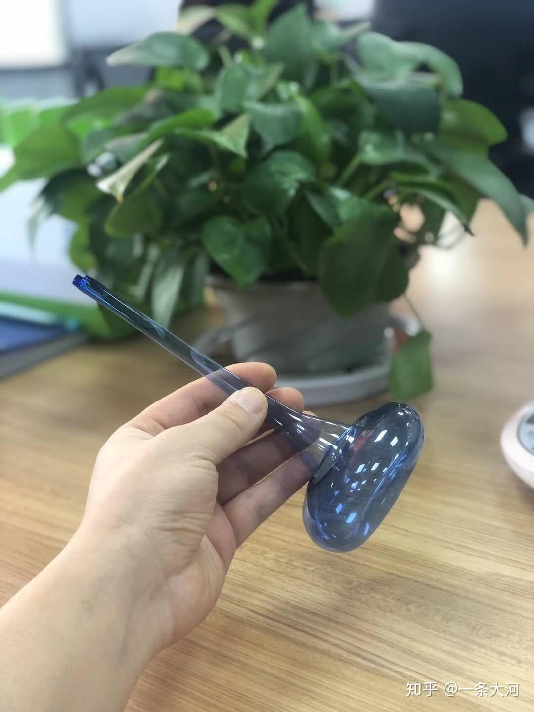 小时候卖的一种玩具玻璃的,像个玻璃瓶,一吹一吸,底部就来回动,发出