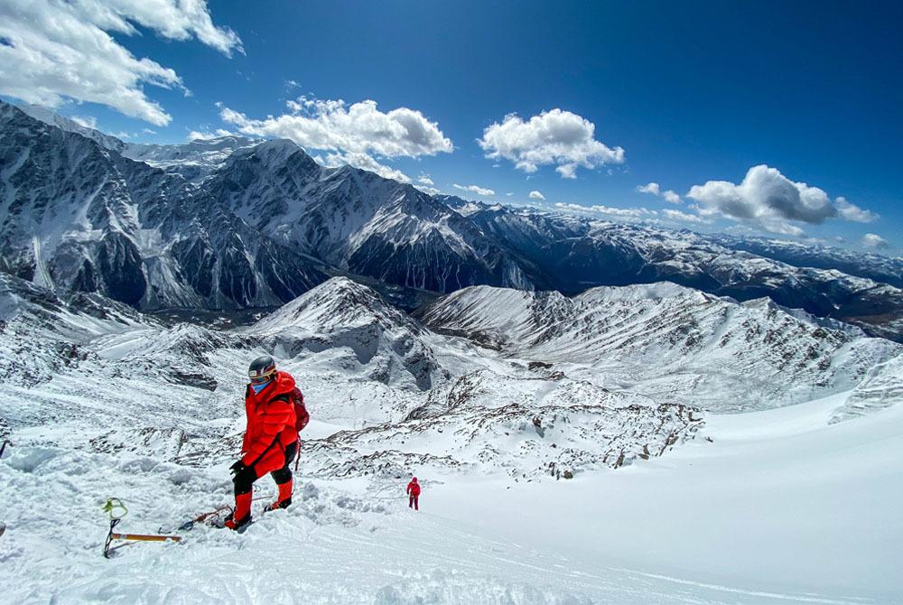 雪山之巅贡嘎山那玛峰5588米技术攀登7日1比2协作全年发团