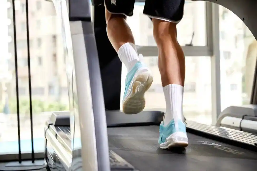 程序员午休健身时猝死，公司为其申请工伤，人社局称不算，法院判定为工伤，人社局与法院判定的分歧在哪？