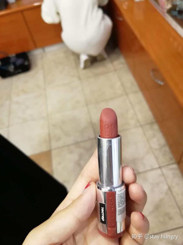 纪梵希的110,这个奶茶色,素颜都可以