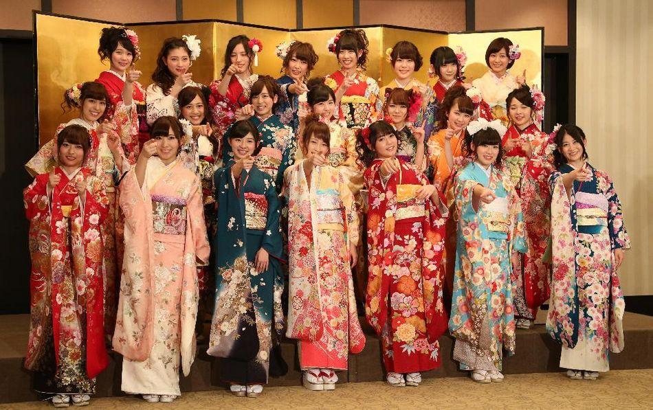 像这样:新年参拜(即"初詣")时,未婚少女有不少选择振袖和服,再搭上一