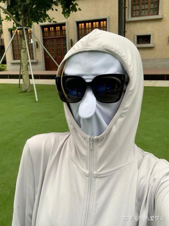 1.硬防晒比如防晒衣,防晒帽,防晒口罩,冰袖等都可以有效防晒!