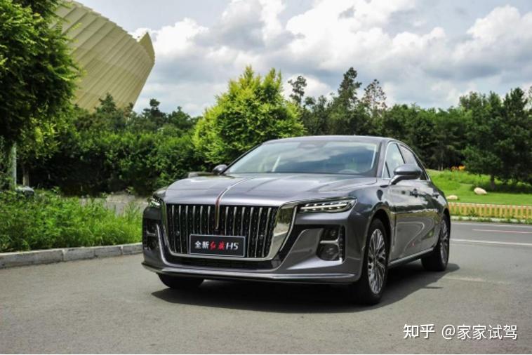 除了拥有极具标志性"旗开得胜"旗标元素外,红旗h5的整体造型设计和