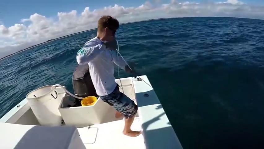 小小橡皮艇上钓大鱼