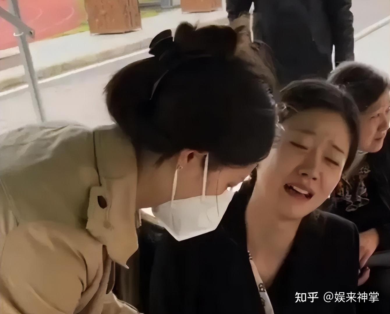 悲痛万分被碾压身亡的小学生妈妈也去世了爸爸也被曝跳楼自杀