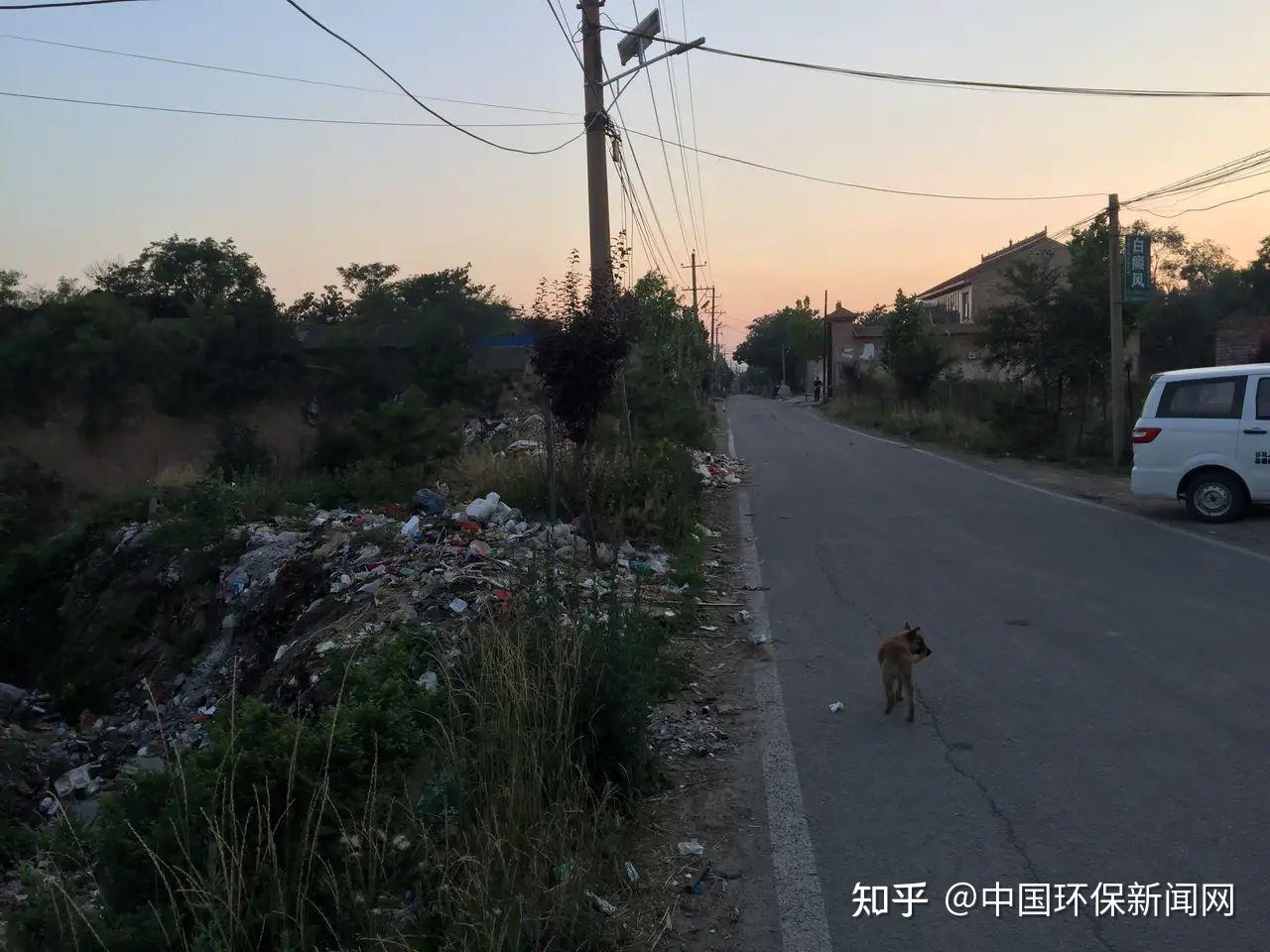 绛县郝庄乡农村人居环境脏乱差乡道沿线垃圾随意倾倒堆积如山填满沟底