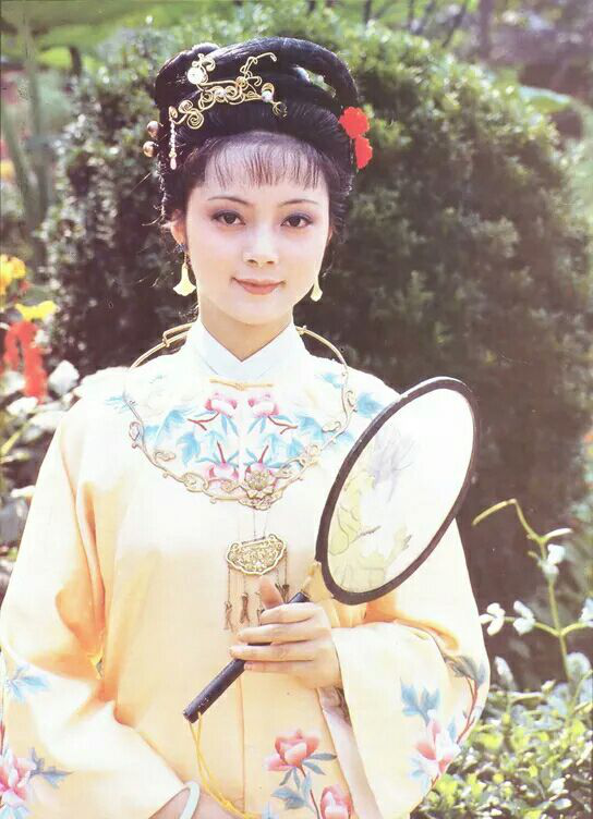 宝钗的小演员,也是呼声极高的一位!台词也不弱,动静举止颇有古典味.