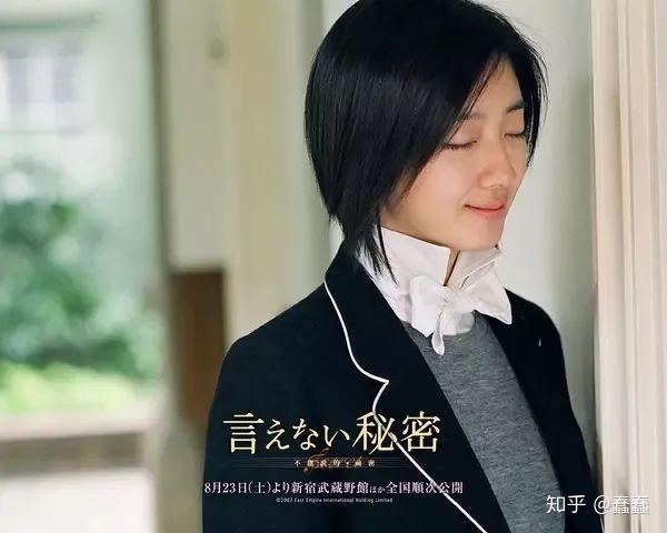 路小雨:2小雨沉浸在了偶然相遇的小确幸里,怦然心动的美好是恋爱的