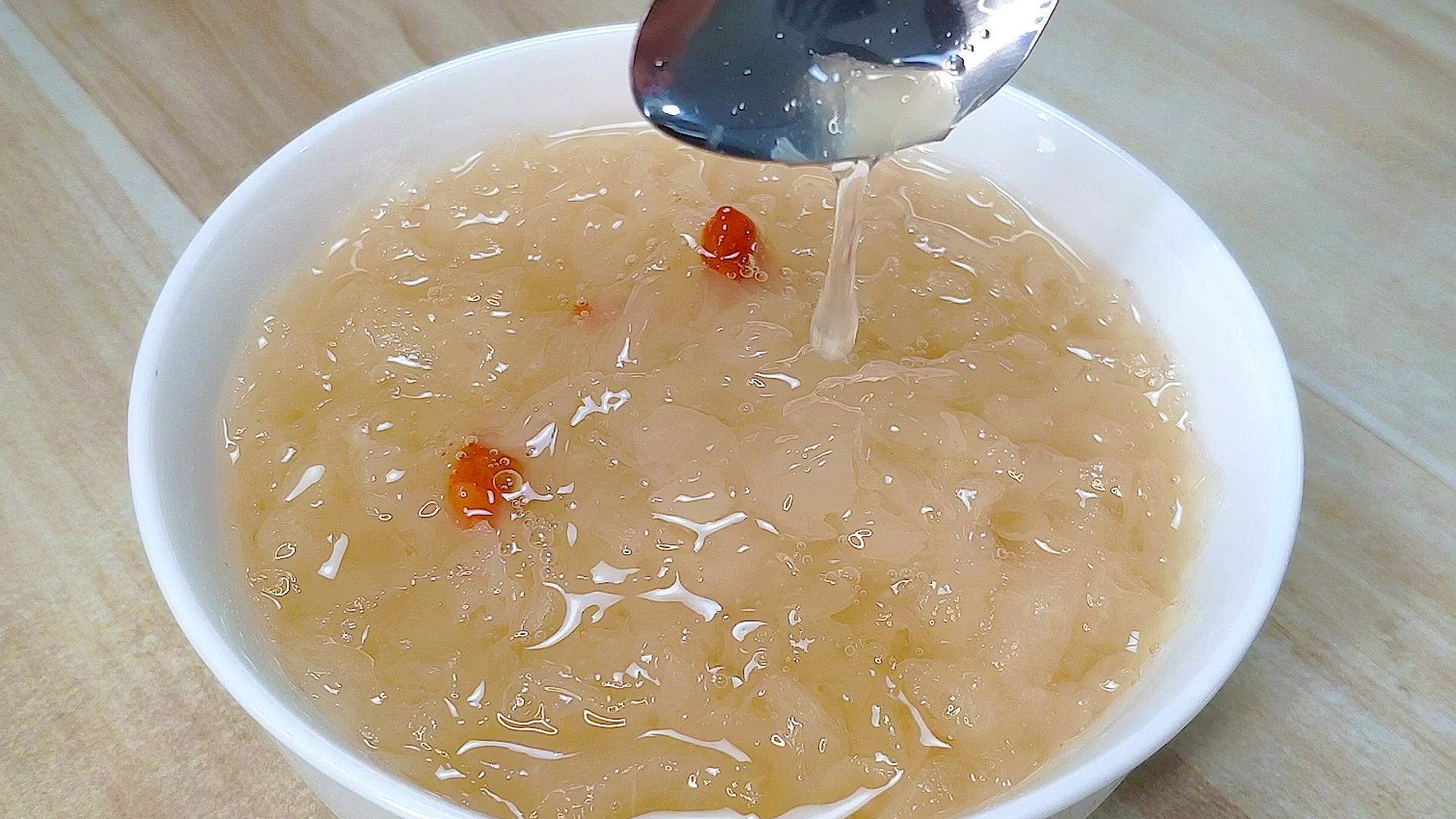 老妈肺不好古月炖银耳雪梨羹汁浓梨软枣真甜老妈连喝2碗