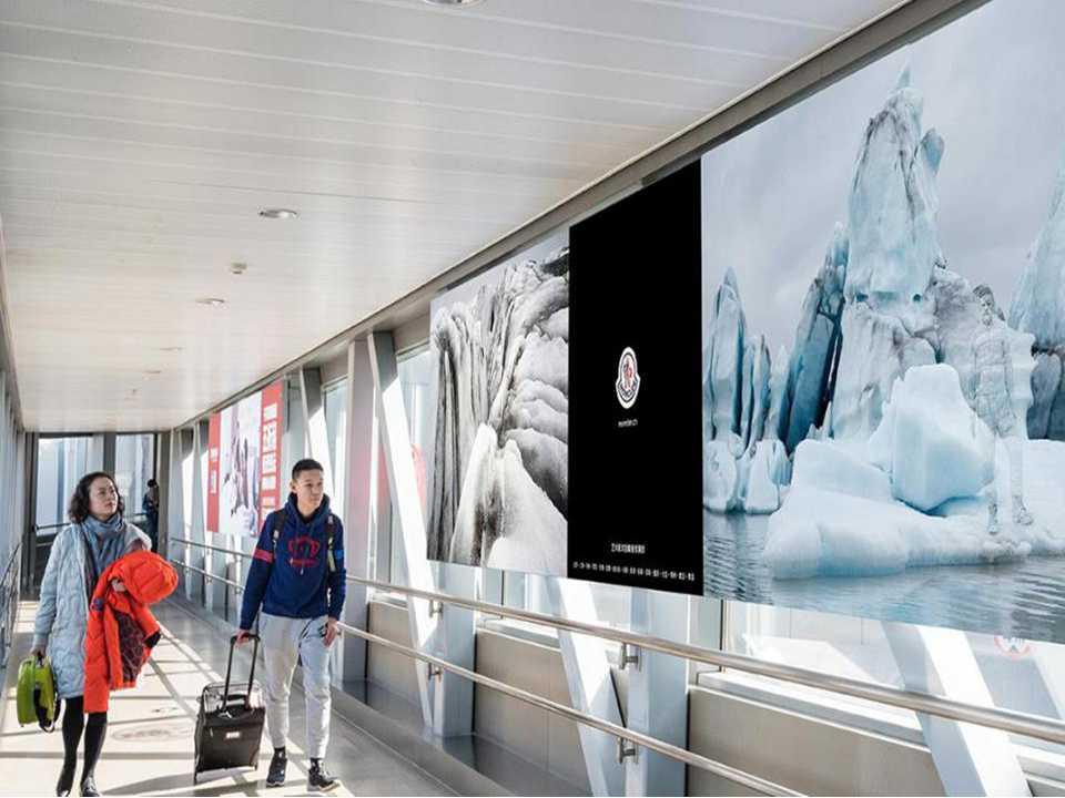 1.西安咸阳机场廊桥广告