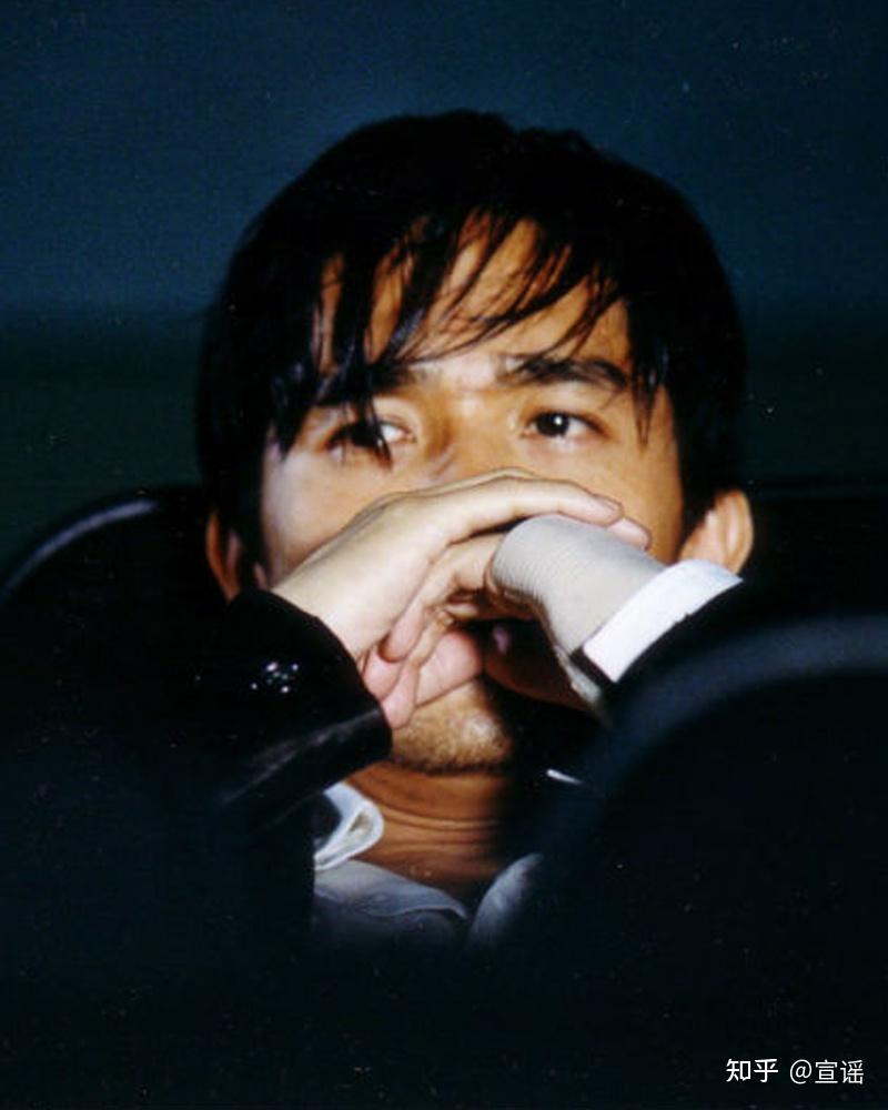 与"搞笑天师"欧阳锋天壤之别的,是《无间道》阴郁寡言的卧底陈永仁