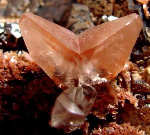 方解石,简单接触双晶透视石,简单接触双晶斜长石,聚片双晶,正交偏光