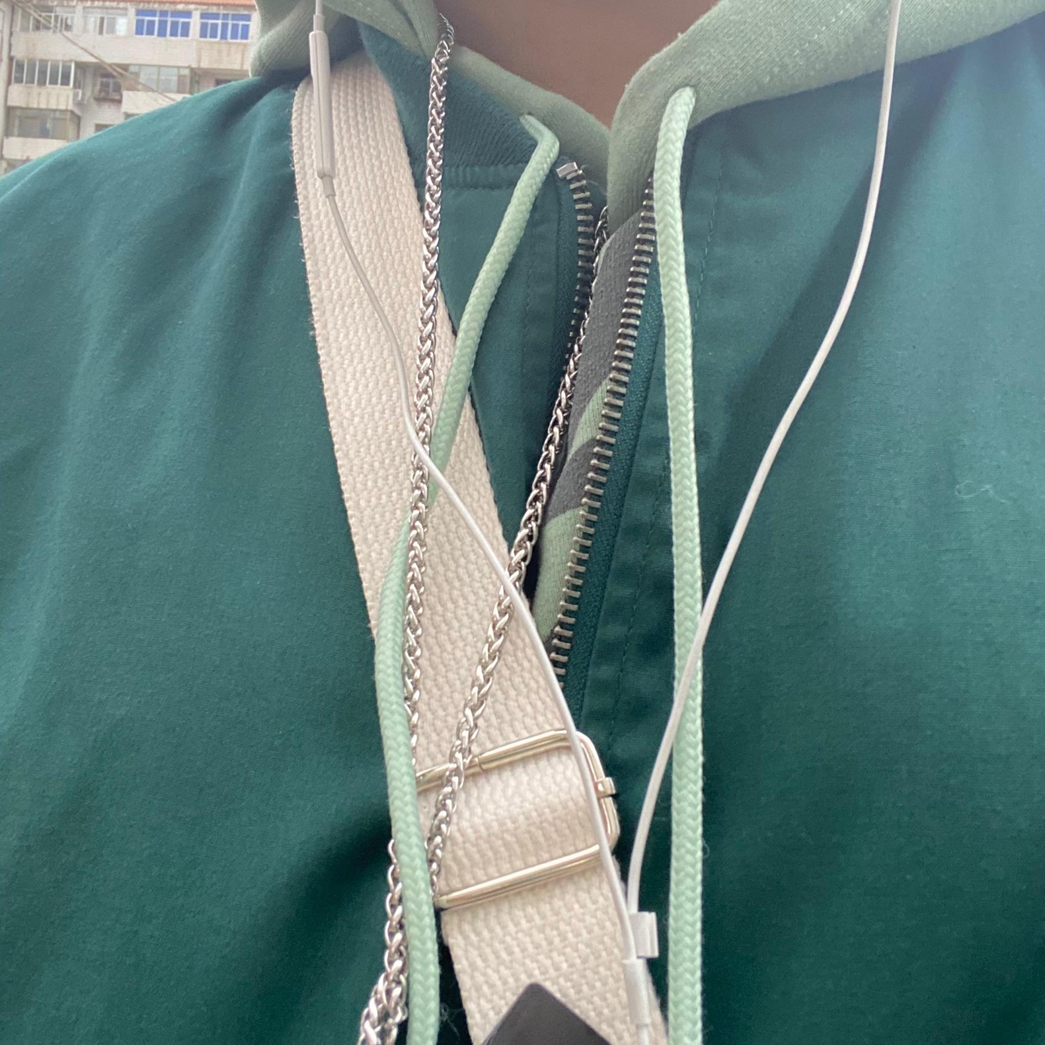 如何看待脖子上挂着电子烟逢人就吸一口的年轻人