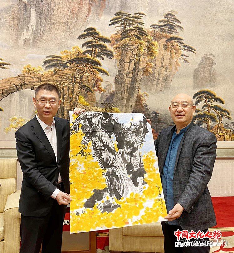 中国公共关系协会代表团一行拜访澳门中联办并赠送张录成画作