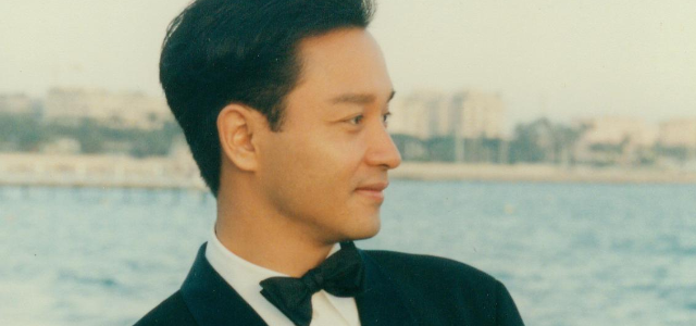 时至今日,张国荣在英国的母校利兹大学门口,每年4月1日都会放满鲜花.