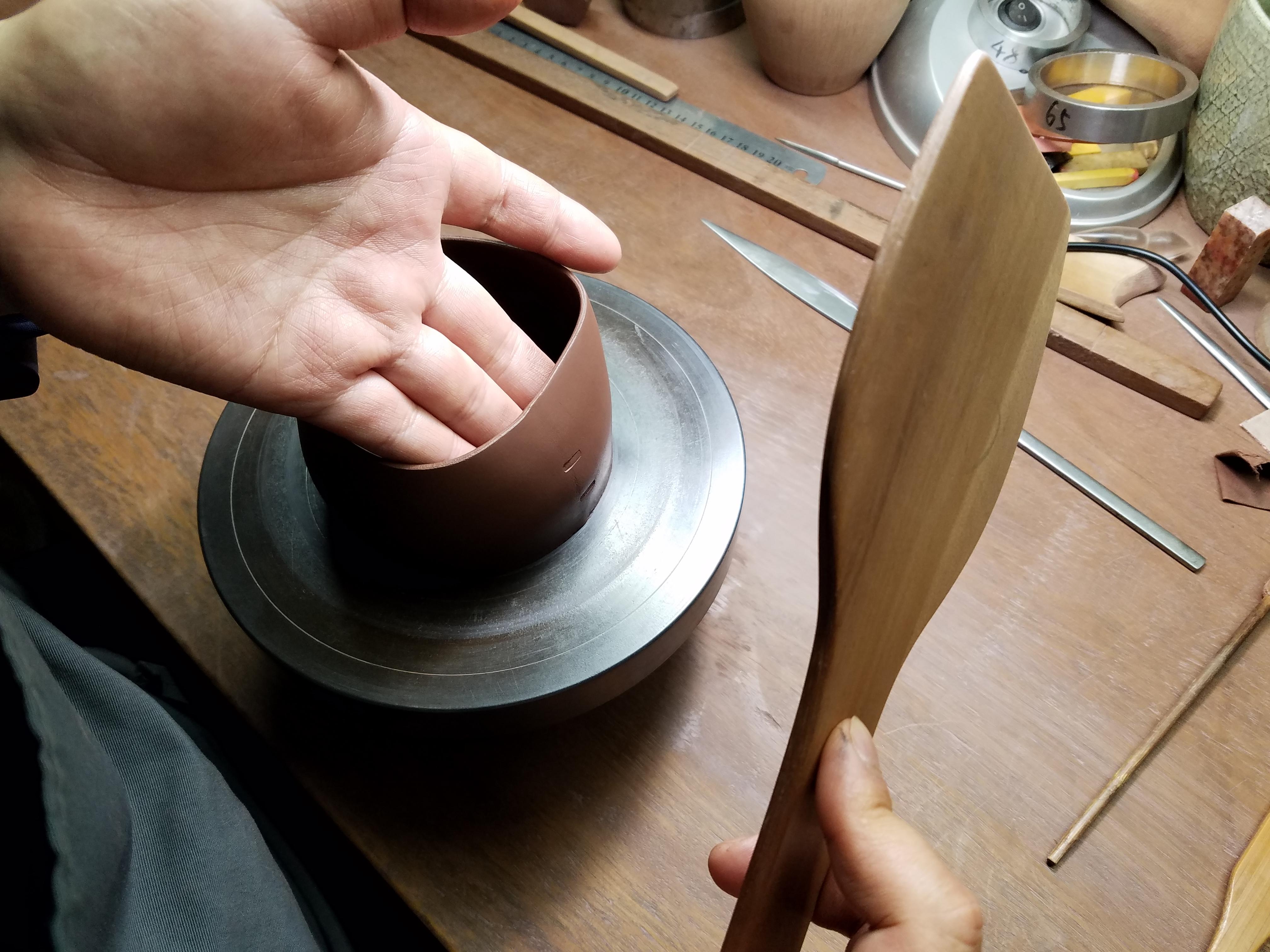 坚持古法全手工泥条拍打法制作紫砂壶